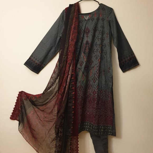 Three Piece Lawn Suit Embroidered - Picture 5 of 10